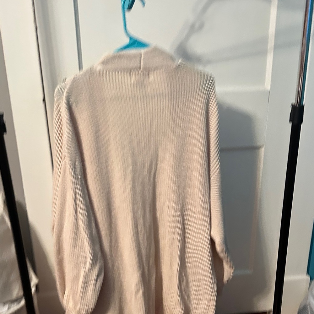 Universal Threads Women's Cream Sweater - Picture 4 of 4